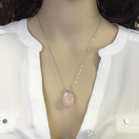 Lantisor cu pandantiv sticluta  sculptata manual in Quartz Roz